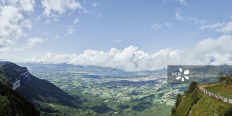 从法国阿尔卑斯山脉雷瓦德山顶眺望艾克斯莱班和布尔歇湖的远景，法国图片素材