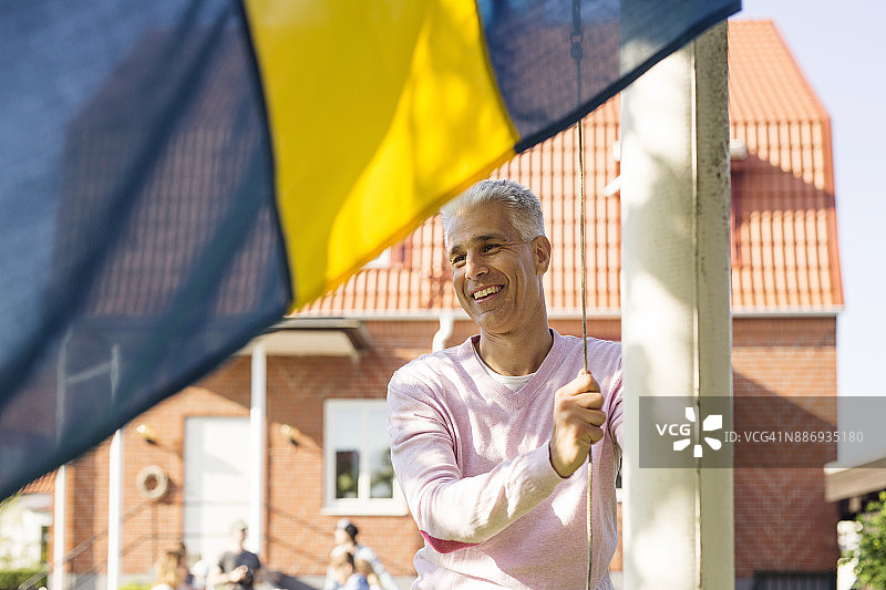 一个男人在升瑞典国旗图片素材