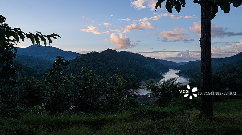 从泰国夜丰颂帕拉特梅萨拉普寺看到的萨尔温江图片素材