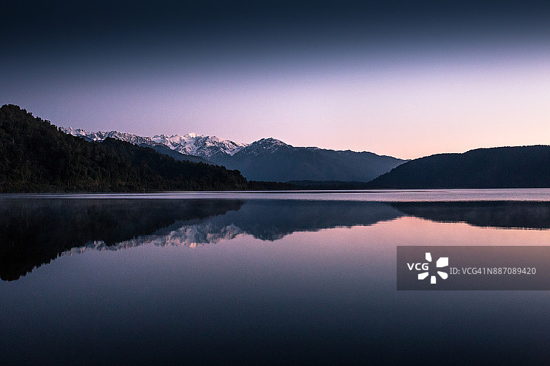 马普里卡湖的日落倒影图片素材