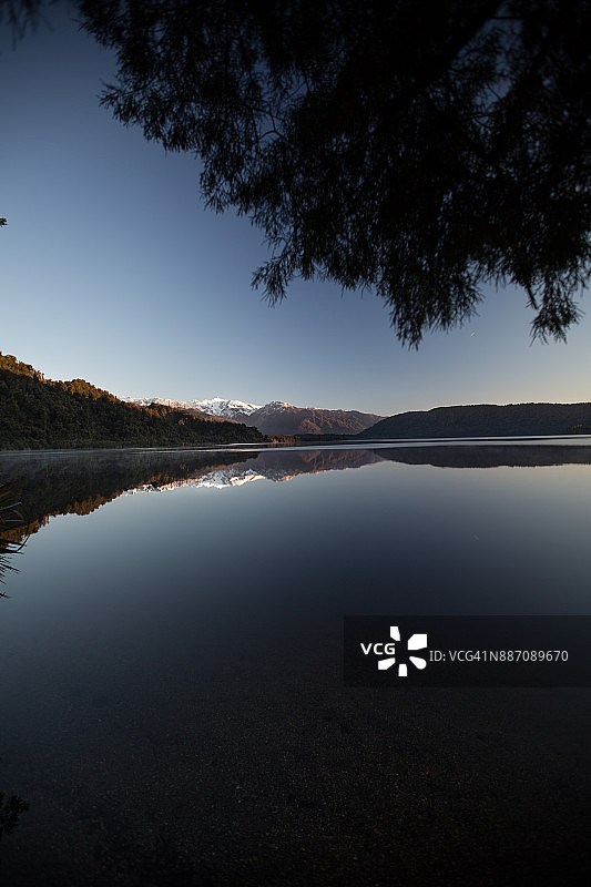 马普里卡湖的倒影图片素材