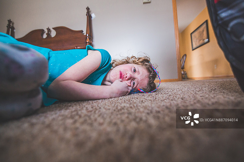 悲伤撅嘴的女孩图片素材