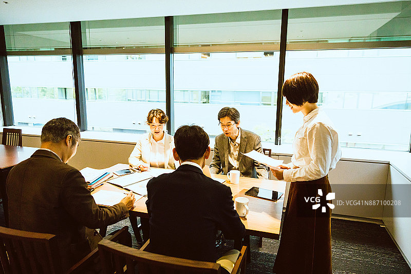 在开放式办公室举行的会议图片素材