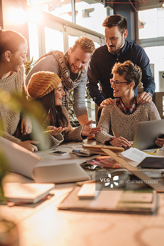 快乐的创意人士在办公室会议上交流图片素材