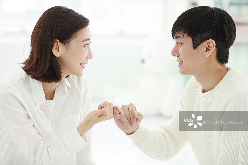 情侣拉钩约定图片素材