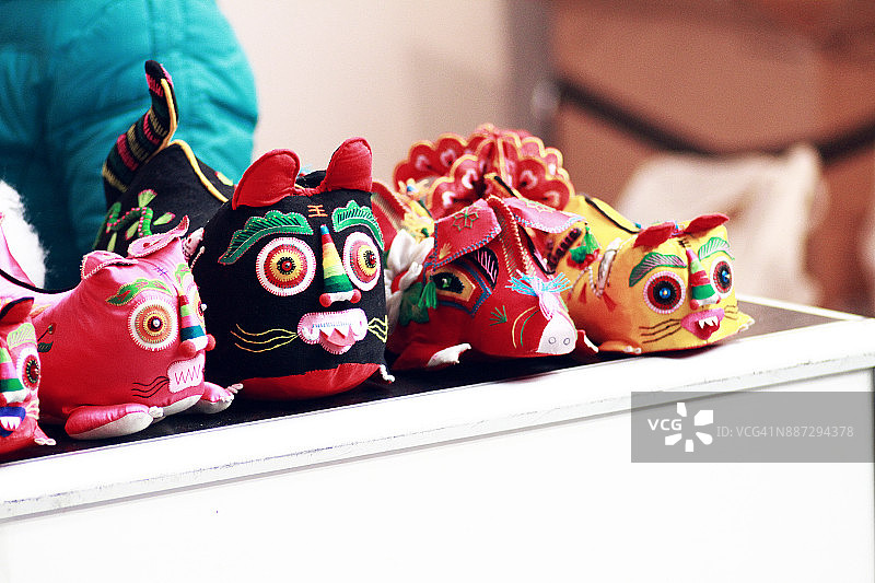 中国陕西民间街头展示的虎头鞋图片素材