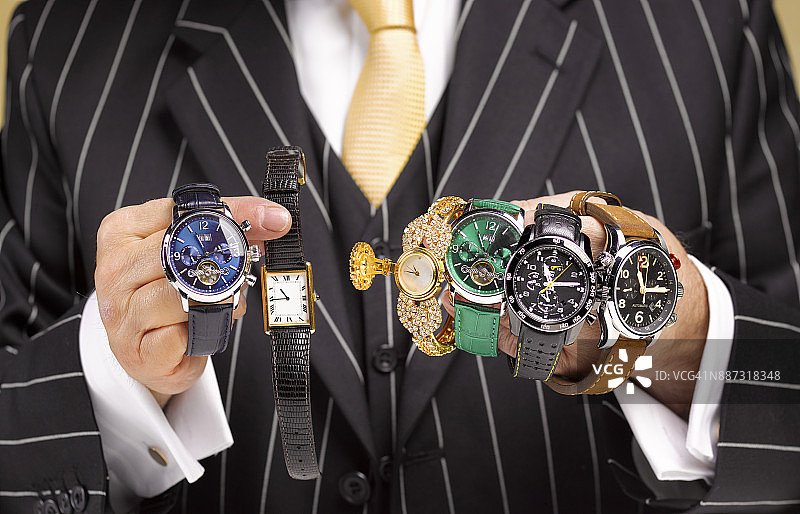 出售赃物手表的黑市商人图片素材