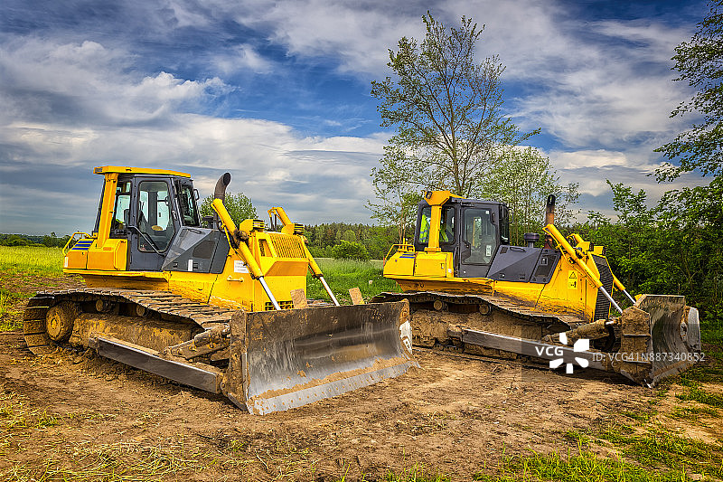 波兰科沙林S6高速公路麦田中的推土机图片素材