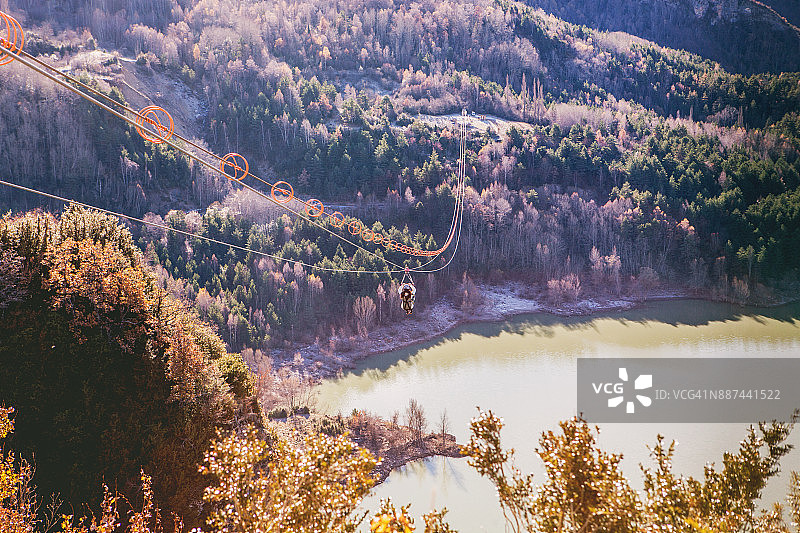 男子在西班牙韦斯卡体验高空滑索，欣赏美景图片素材