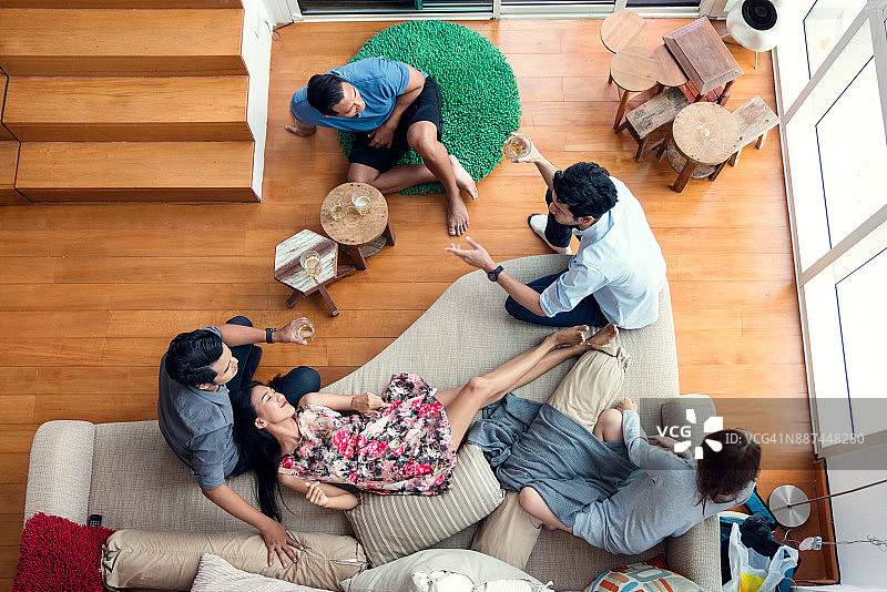 一群朋友在家放松图片素材