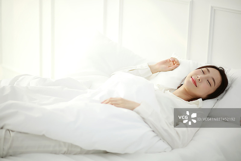 在床上睡觉的女人图片素材