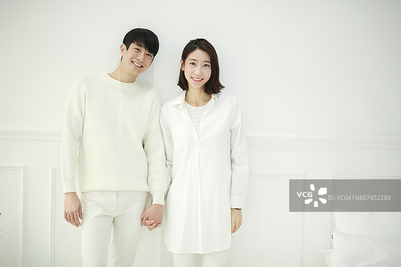 一对面带微笑的夫妇站在客厅里图片素材