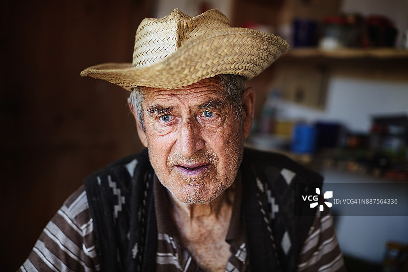 戴草帽的老人图片素材