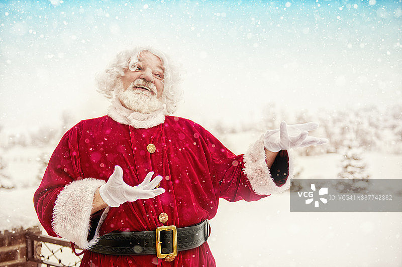 快乐的圣诞老人在圣诞前夜的降雪中欣喜若狂图片素材