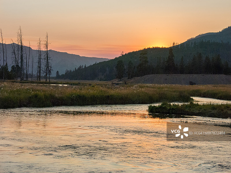 黄石国家公园麦迪逊河的彩色日落图片素材