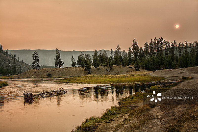黄石公园烟雾笼罩天空图片素材