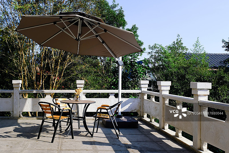 树旁的桌椅图片素材