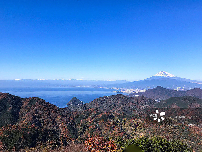 晴空下的富士山与骏河湾图片素材