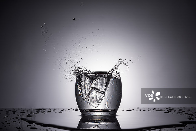 冰块溅入玻璃杯中图片素材