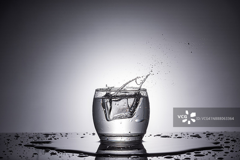 冰块溅入玻璃杯中图片素材