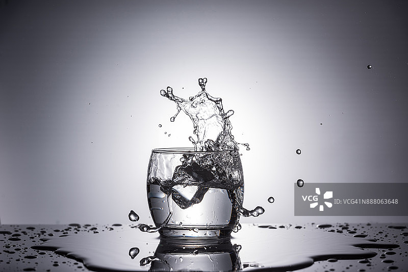 冰块溅入玻璃杯中图片素材