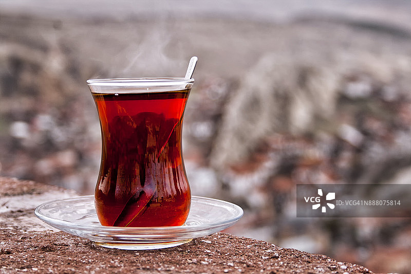 传统玻璃杯中的土耳其茶图片素材