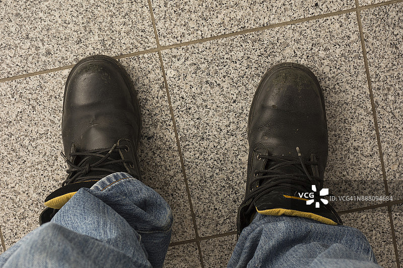 欧洲奥地利上奥地利地区男子（2017年）：穿着皮靴和牛仔裤的男子鸟瞰图图片素材