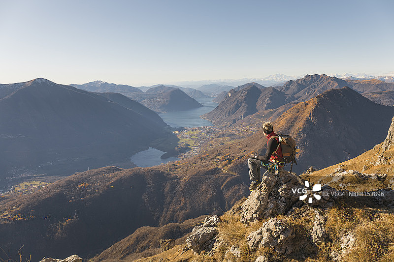 登山者登顶图片素材