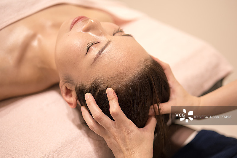 女子头部精油按摩图片素材