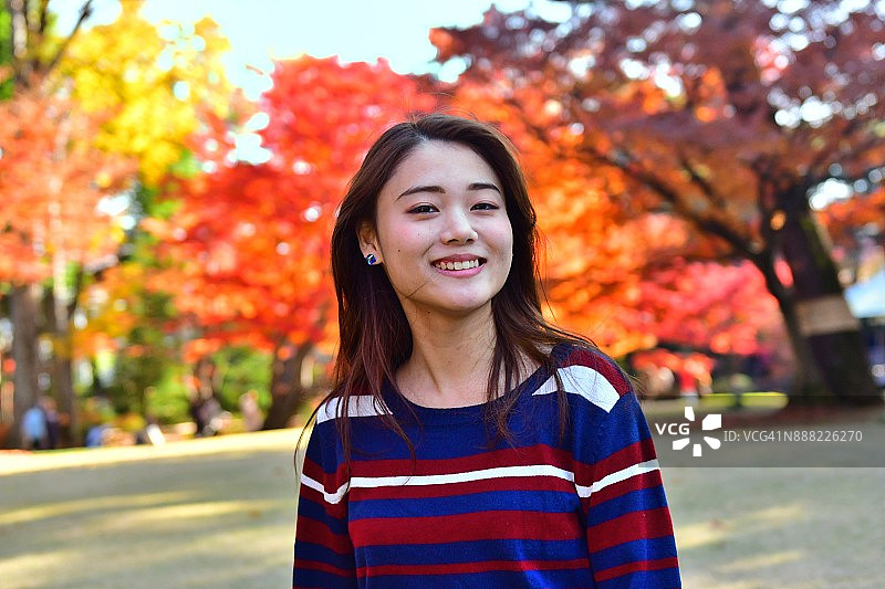 在东京公园玩长发的年轻日本女子图片素材