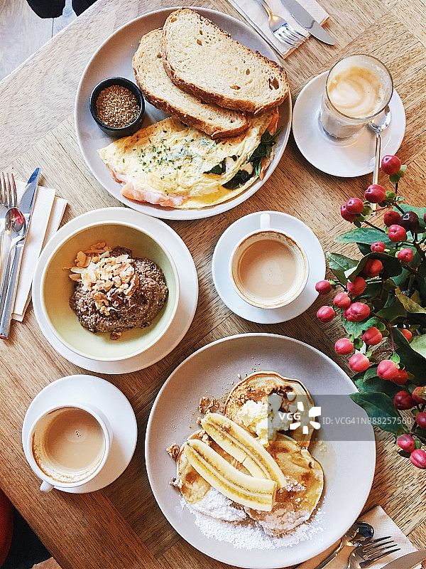 从高角度看早午餐，有煎蛋卷、香蕉煎饼和奇亚籽碗图片素材