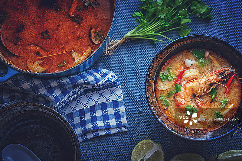 泰式冬阴功鲜虾金针菇辣椒汤图片素材