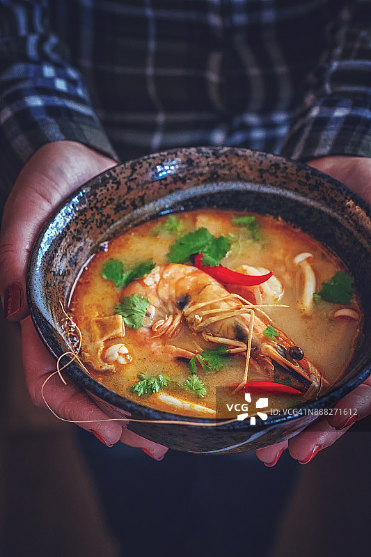 泰式冬阴功鲜虾金针菇辣椒汤图片素材