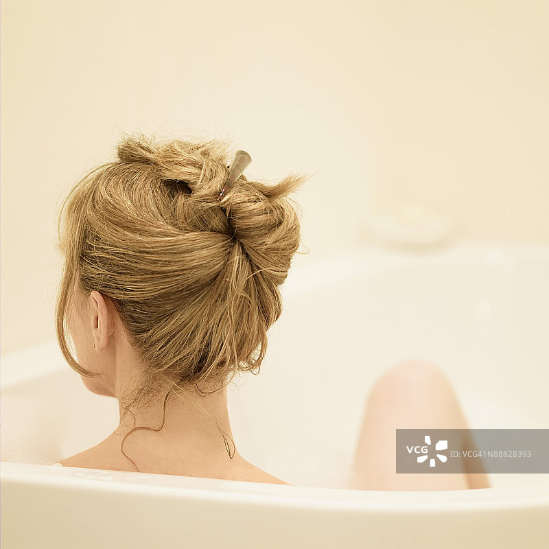 在浴缸里的女人图片素材