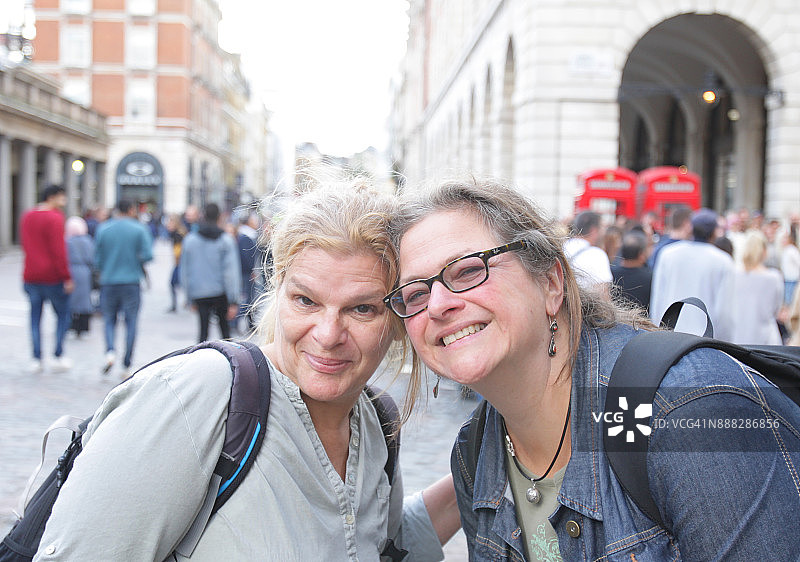 两位好朋友在伦敦游玩图片素材