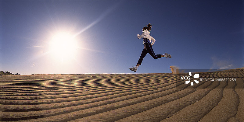 在沙漠中跑步的女人图片素材