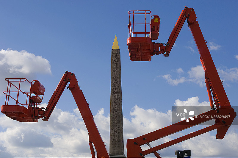 法国巴黎方尖碑旁的起重机图片素材