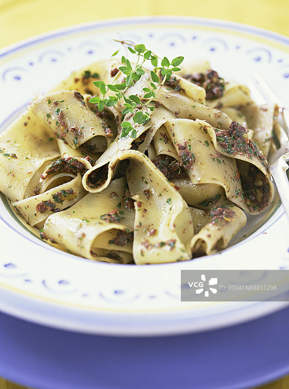 香蒜酱意大利宽面图片素材