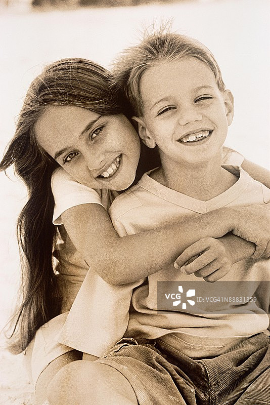 微笑的兄妹图片素材