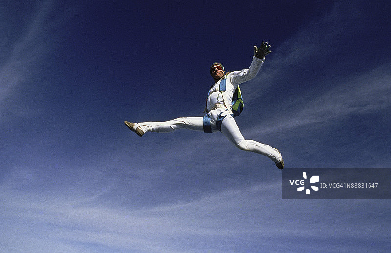 跳伞运动员自由落体图片素材