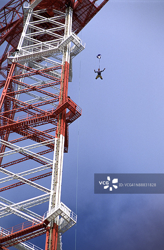 高楼跳伞的人图片素材