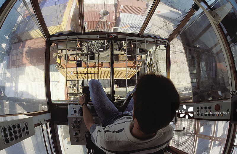 男子操作起重机图片素材