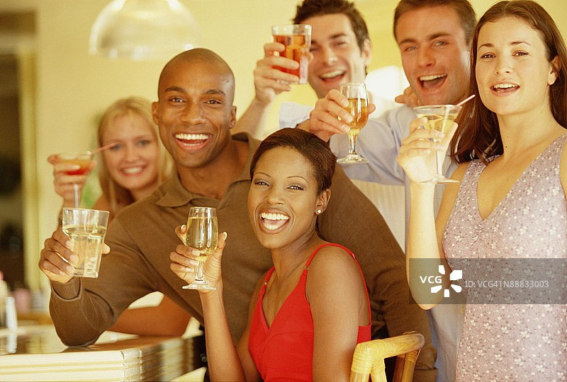 朋友在酒吧举杯图片素材