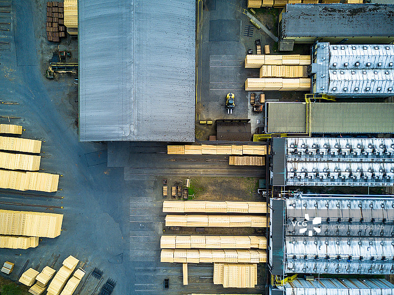 锯木厂建筑周围堆叠的木板图片素材