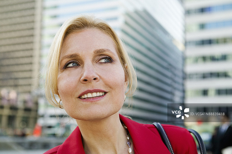 眺望远方的女商人图片素材