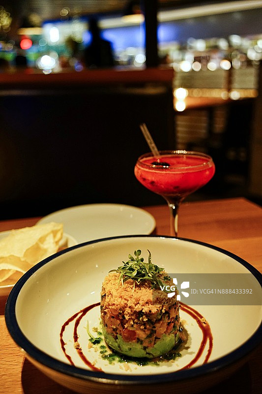 日法风味料理 - 金枪鱼塔配鸡尾酒，加拿大温哥华图片素材