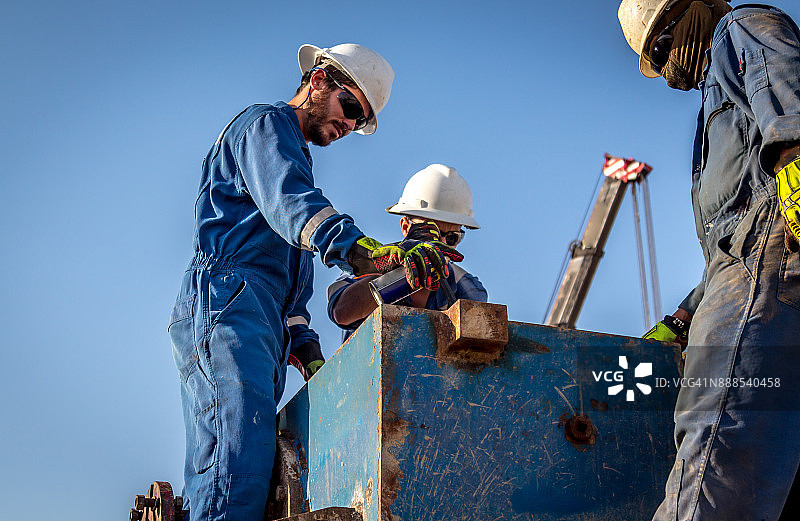 石油钻井平台工人图片素材