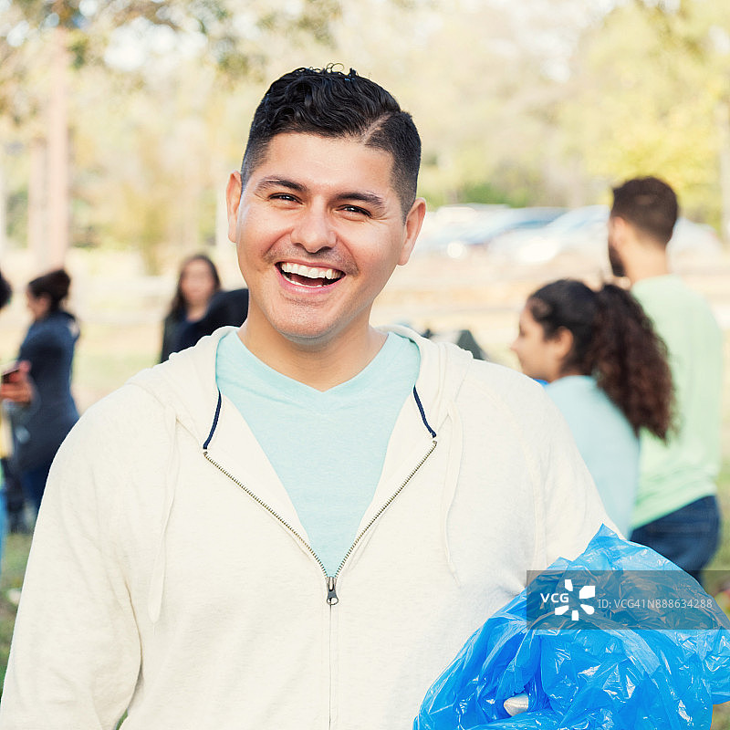 英俊的中年西班牙裔男子帮助清理社区图片素材