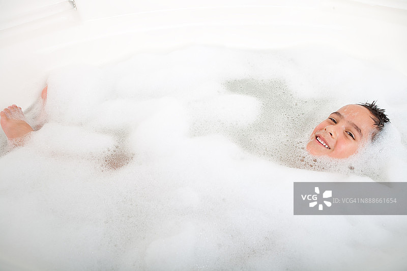 可爱的亚洲男宝宝正在泡泡浴图片素材