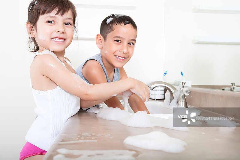 兄妹/姐弟在水槽边洗手图片素材